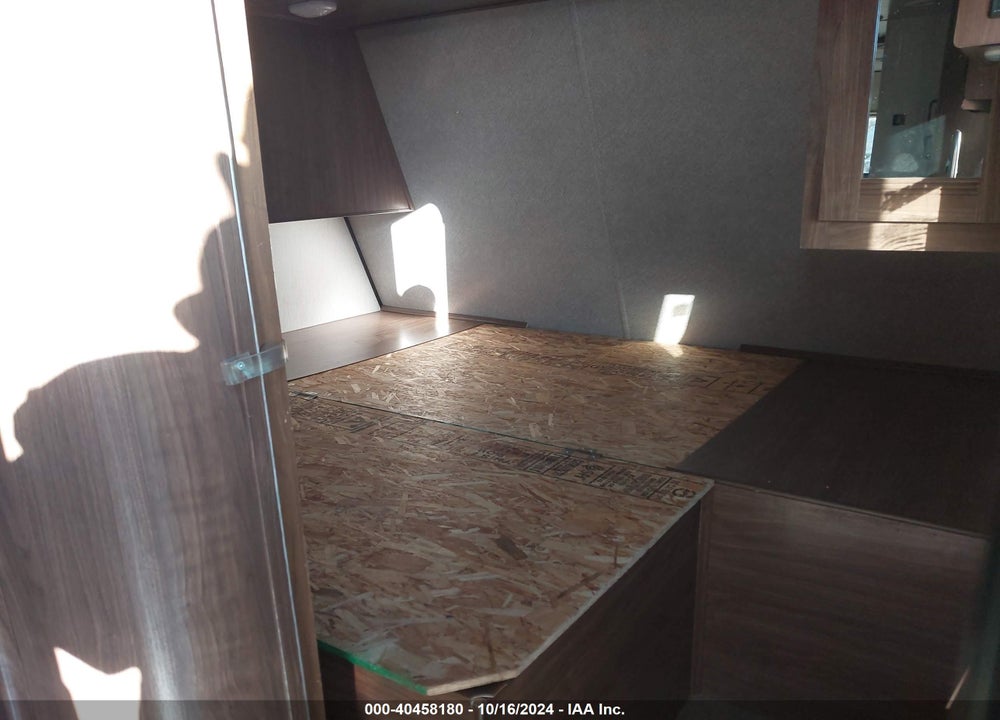 2019 TRAIL RUNNER 3250DK VIN: 5SFEB3623KE394784