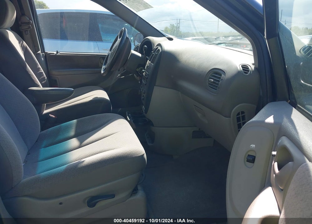2001 CHRYSLER VOYAGER LX VIN: 1C4GJ45371B141627