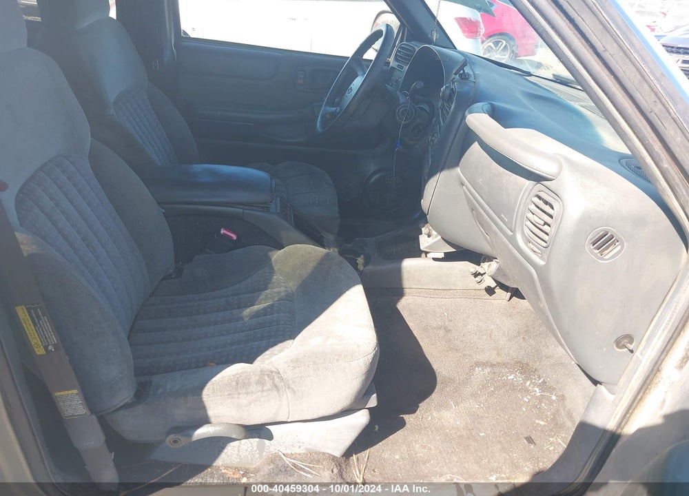 2002 CHEVROLET BLAZER LS VIN: 1GNCS13W12K107604
