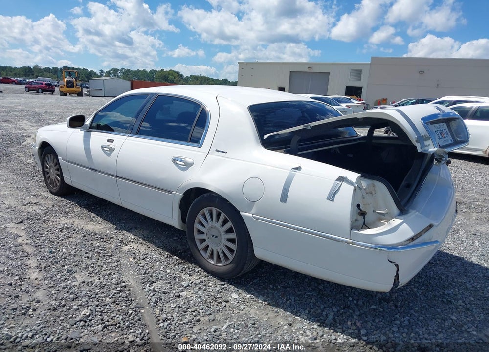 2005 LINCOLN TOWN CAR SIGNATURE VIN: 1LNHM81W75Y651185