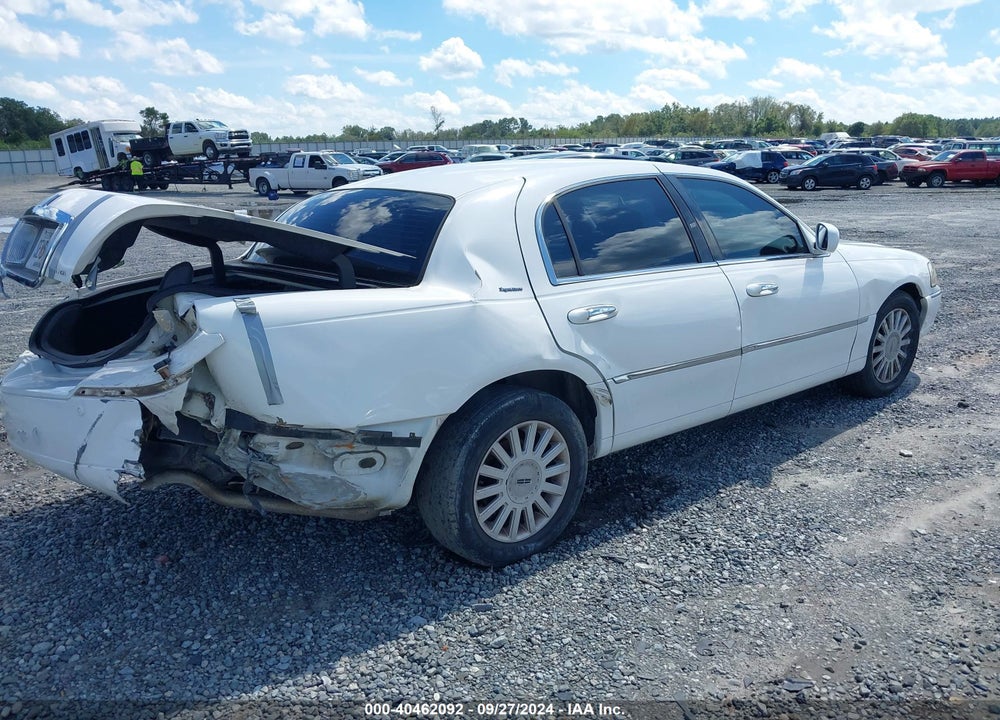 2005 LINCOLN TOWN CAR SIGNATURE VIN: 1LNHM81W75Y651185