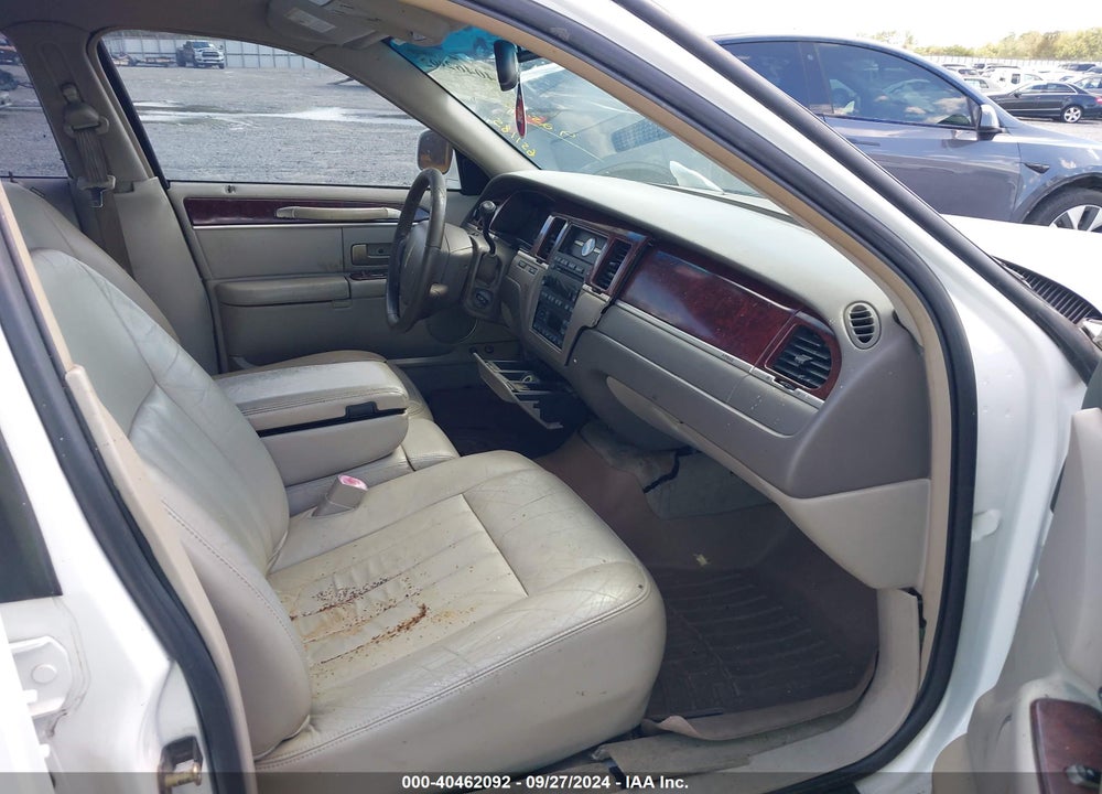 2005 LINCOLN TOWN CAR SIGNATURE VIN: 1LNHM81W75Y651185