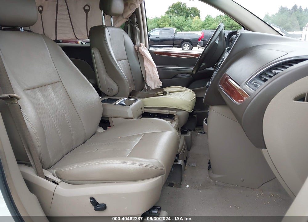 2011 CHRYSLER TOWN & COUNTRY TOURING-L VIN: 2A4RR8DG0BR607201