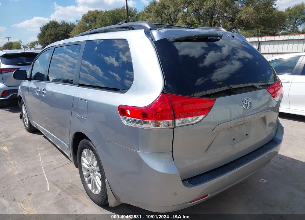 2013 TOYOTA SIENNA XLE V6 8 PASSENGER VIN: 5TDYK3DC7DS328912