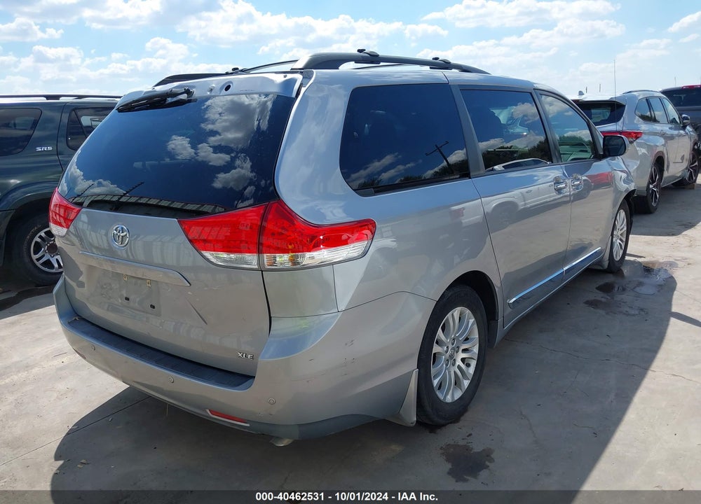 2013 TOYOTA SIENNA XLE V6 8 PASSENGER VIN: 5TDYK3DC7DS328912
