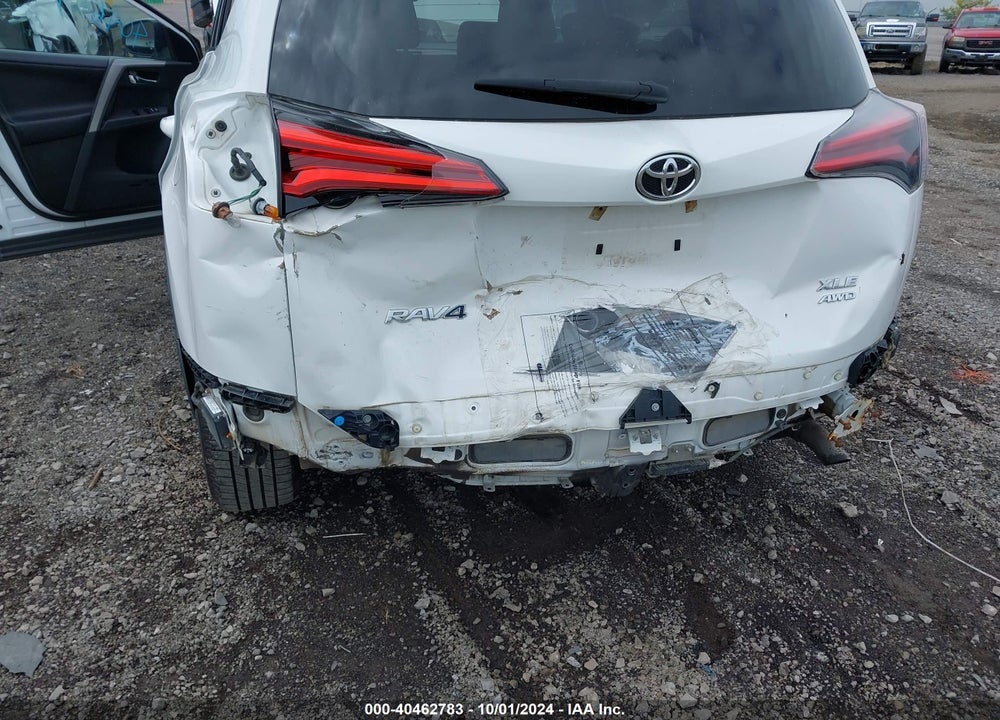 2018 TOYOTA RAV4 ADVENTURE/XLE VIN: 2T3RFREV2JW802688