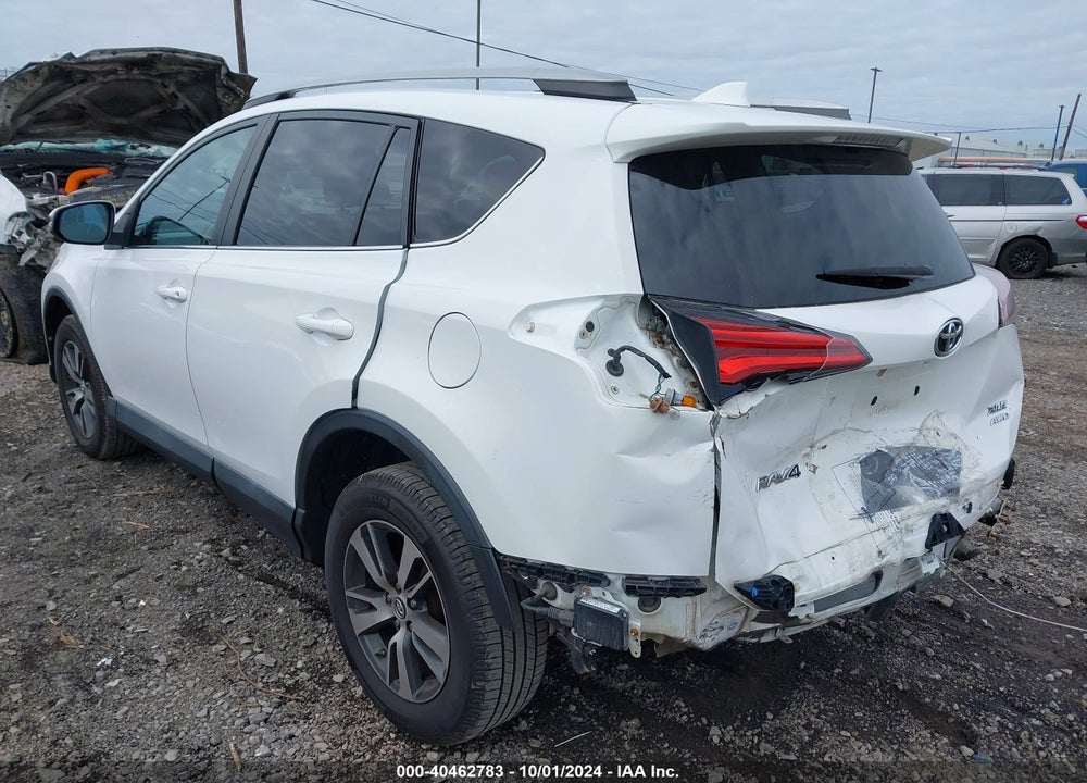 2018 TOYOTA RAV4 ADVENTURE/XLE VIN: 2T3RFREV2JW802688