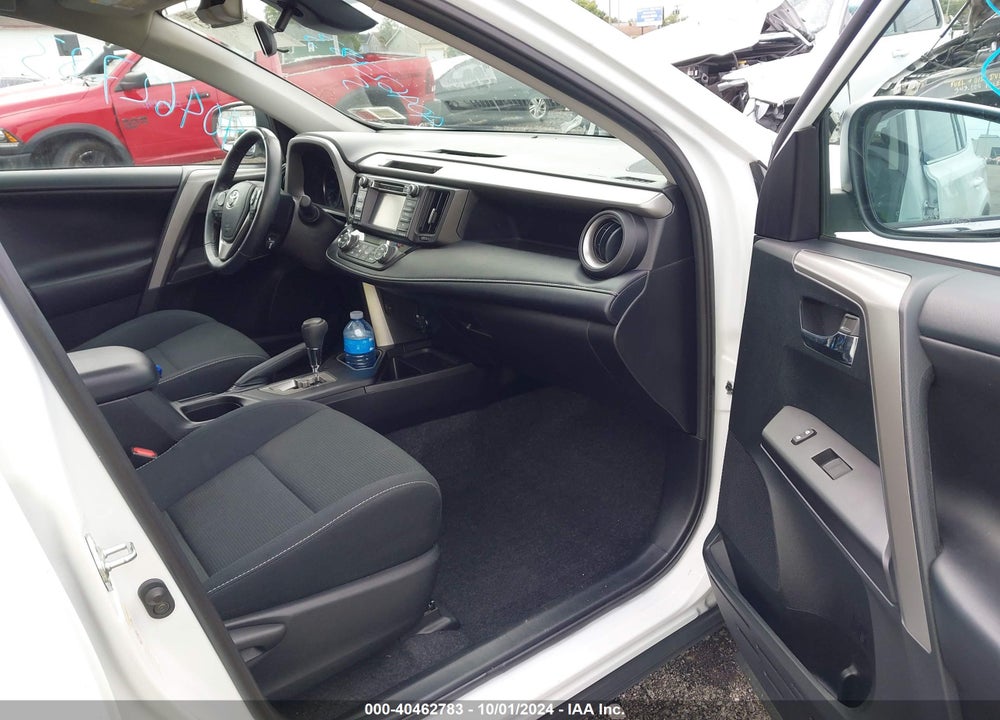 2018 TOYOTA RAV4 ADVENTURE/XLE VIN: 2T3RFREV2JW802688