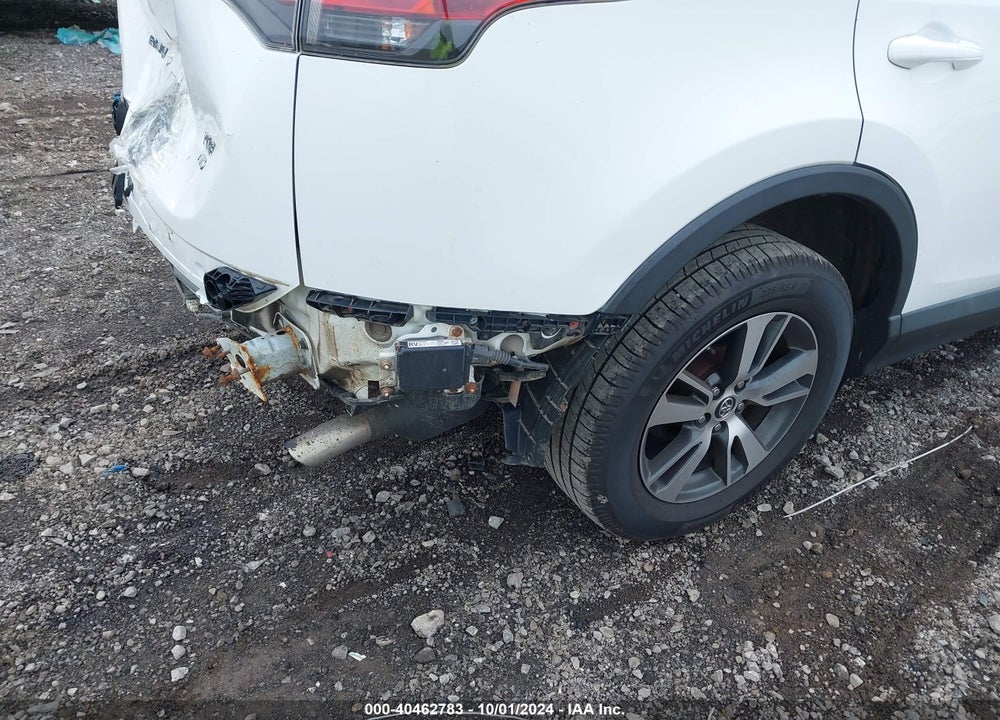 2018 TOYOTA RAV4 ADVENTURE/XLE VIN: 2T3RFREV2JW802688