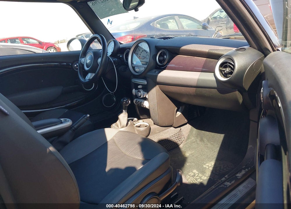 2010 MINI COOPER VIN: WMWMF3C55ATZ22737