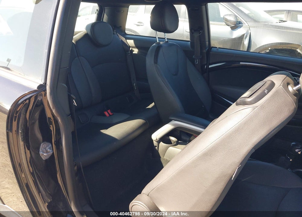 2010 MINI COOPER VIN: WMWMF3C55ATZ22737