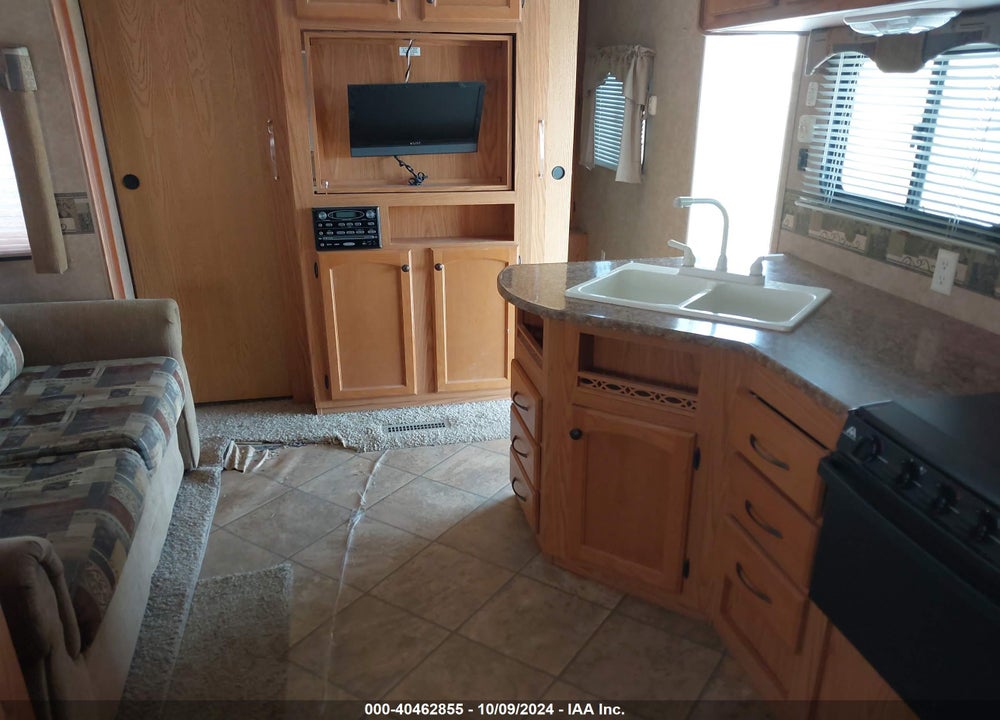 2011 NORTH COUNTRY 31 BKS VIN: 5SFEB3422BE222698