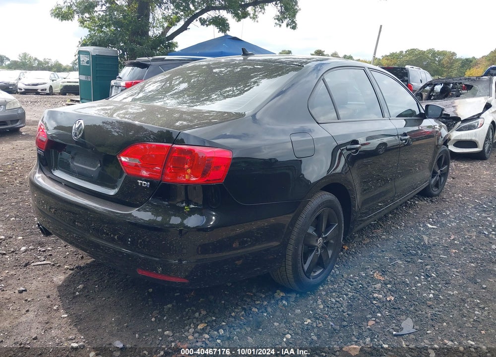 2011 VOLKSWAGEN JETTA 2.0L TDI VIN: 3VWLL7AJ3BM090441