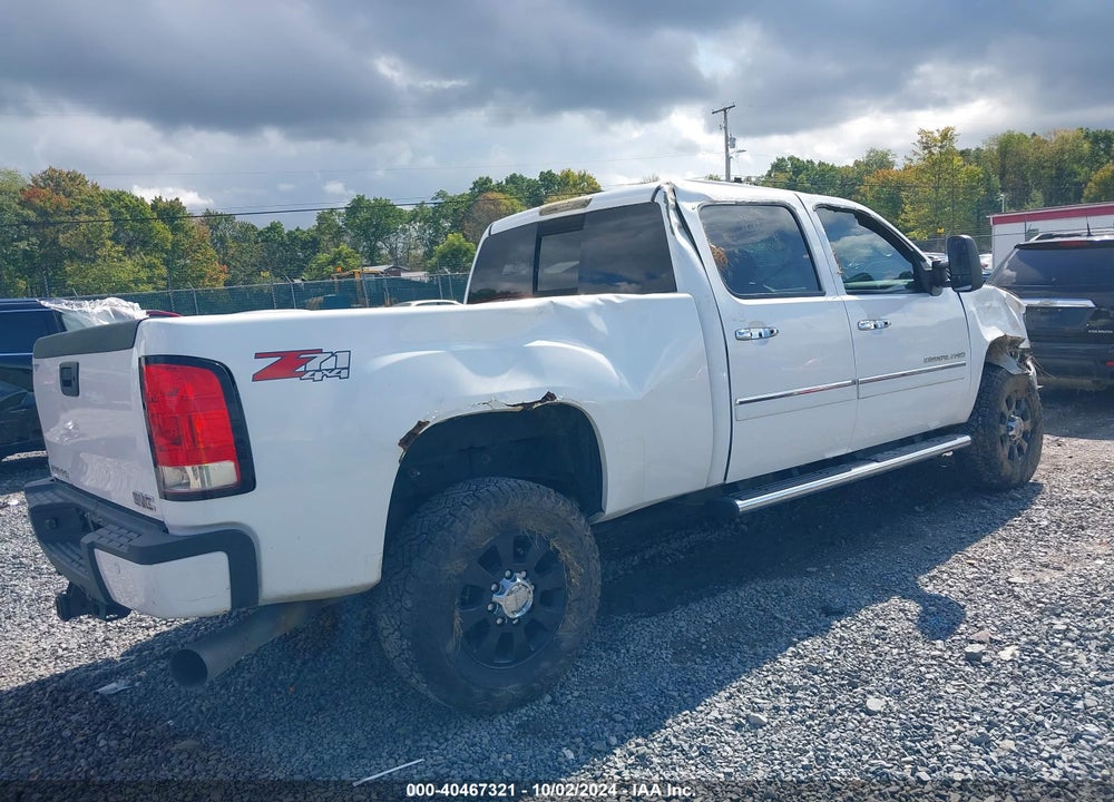 2011 GMC SIERRA 2500HD DENALI VIN: 1GT125C81BF200656