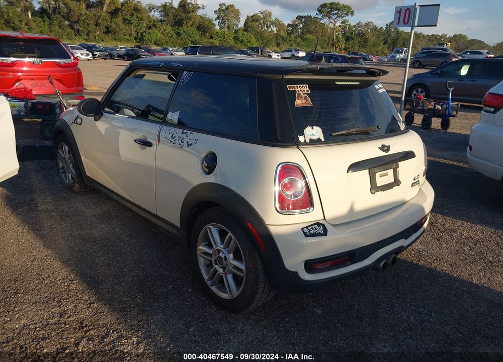 2011 MINI COOPER S VIN: WMWSV3C52BTY15611