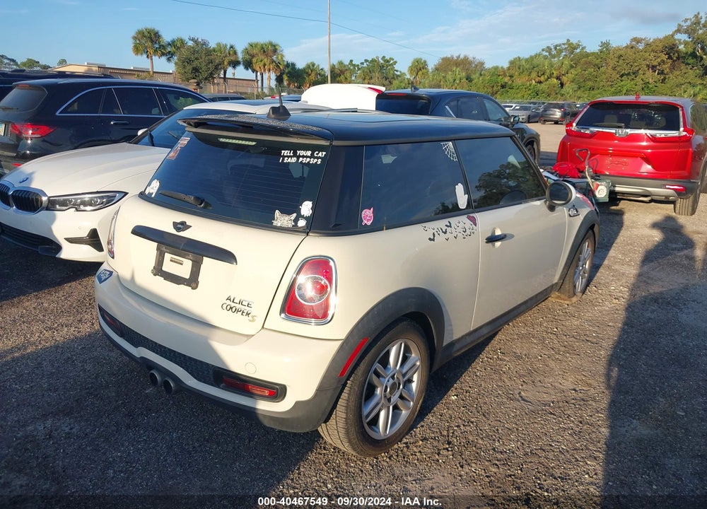2011 MINI COOPER S VIN: WMWSV3C52BTY15611