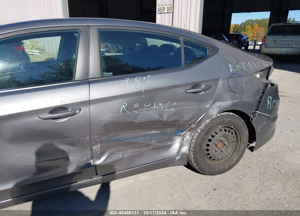 2018 HYUNDAI ELANTRA SE VIN: 5NPD74LF5JH352922