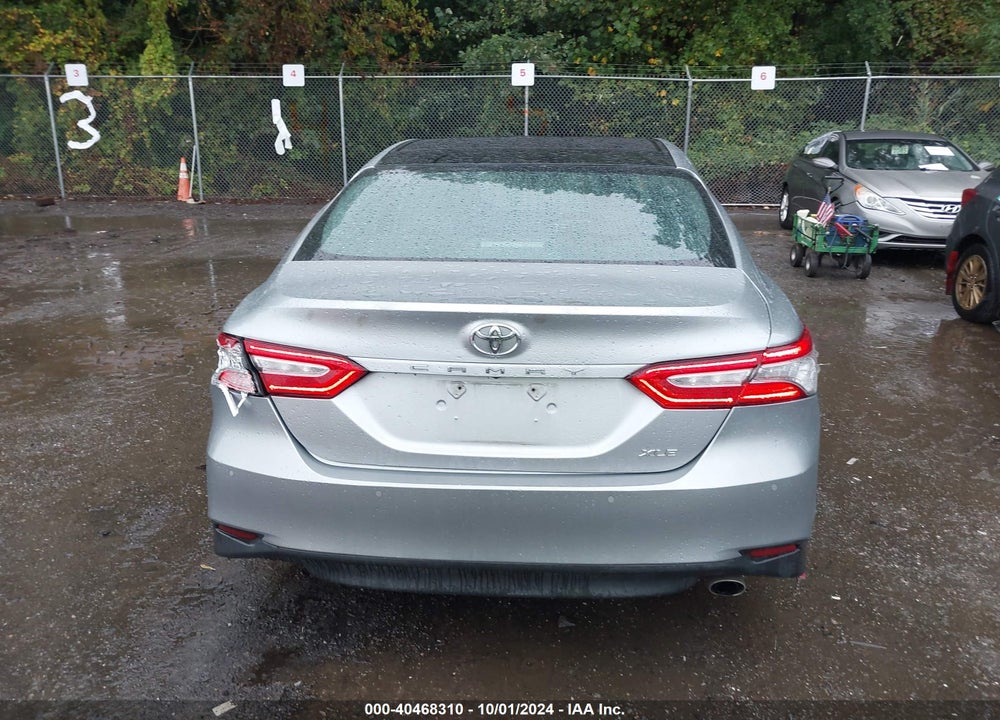 2018 TOYOTA CAMRY XLE VIN: 4T1B11HK5JU063053