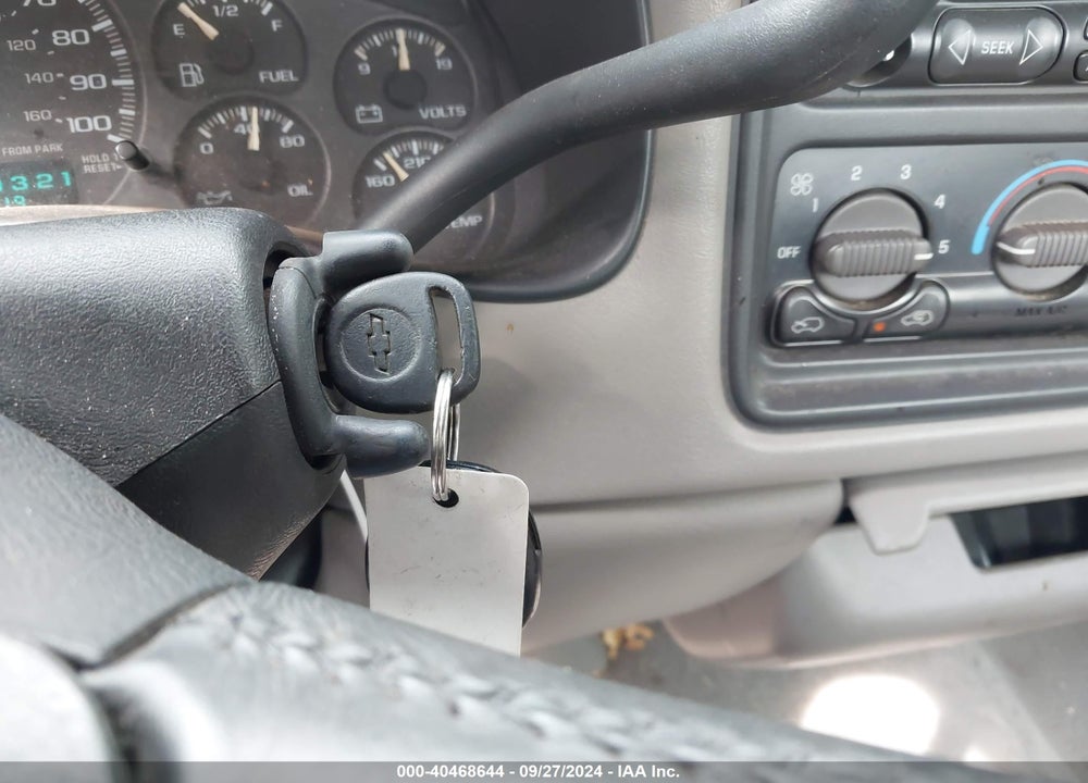 1999 CHEVROLET SILVERADO K1500 VIN: 1GCEK14T8XE123987