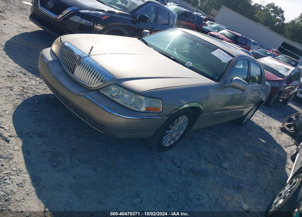 2003 LINCOLN TOWN CAR SIGNATURE VIN: 1LNHM82WX3Y686914