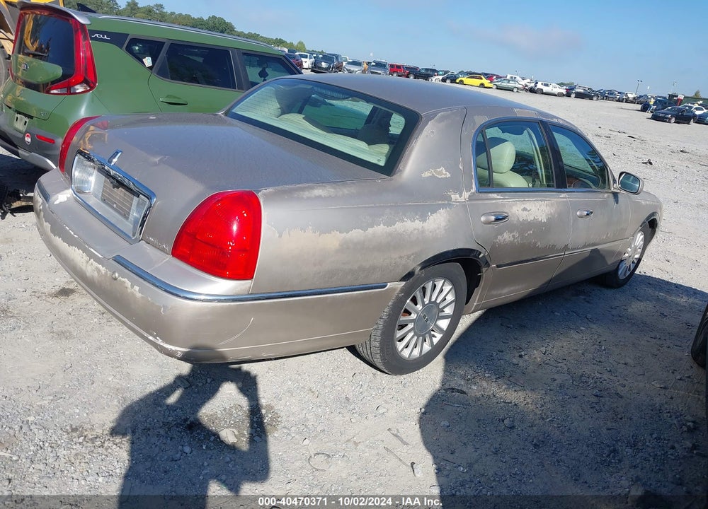 2003 LINCOLN TOWN CAR SIGNATURE VIN: 1LNHM82WX3Y686914