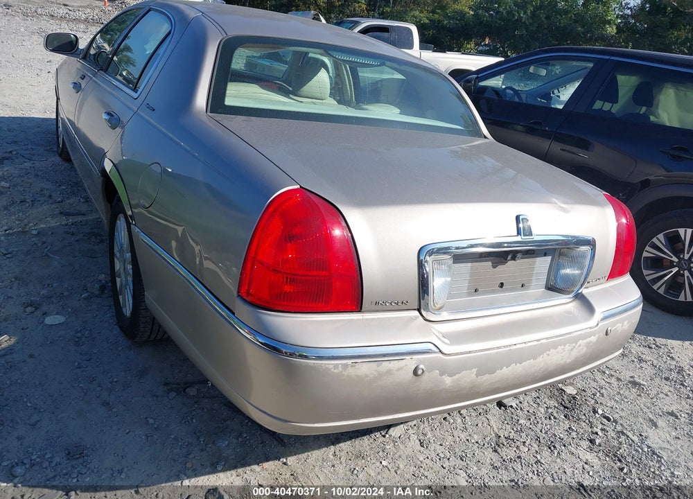 2003 LINCOLN TOWN CAR SIGNATURE VIN: 1LNHM82WX3Y686914
