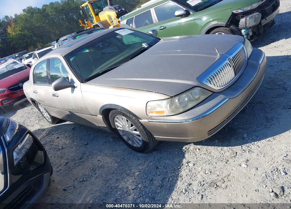 2003 LINCOLN TOWN CAR SIGNATURE VIN: 1LNHM82WX3Y686914