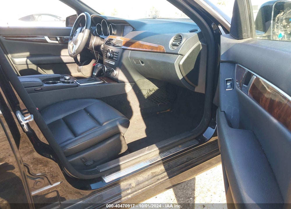 2014 MERCEDES-BENZ C 250 LUXURY/SPORT VIN: WDDGF4HB8EA960555