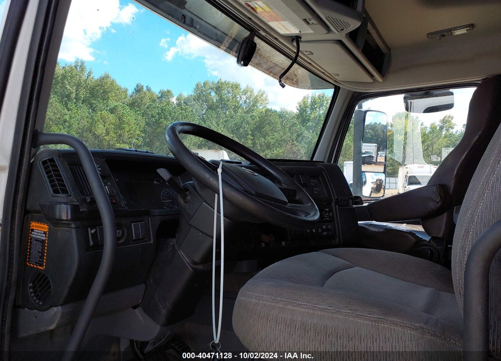 2018 VOLVO VNR VIN: 4V4WC9EJ6JN902295