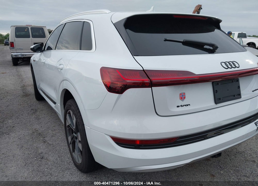 2022 AUDI E-TRON PREMIUM QUATTRO VIN: WA1AAAGE1NB023513