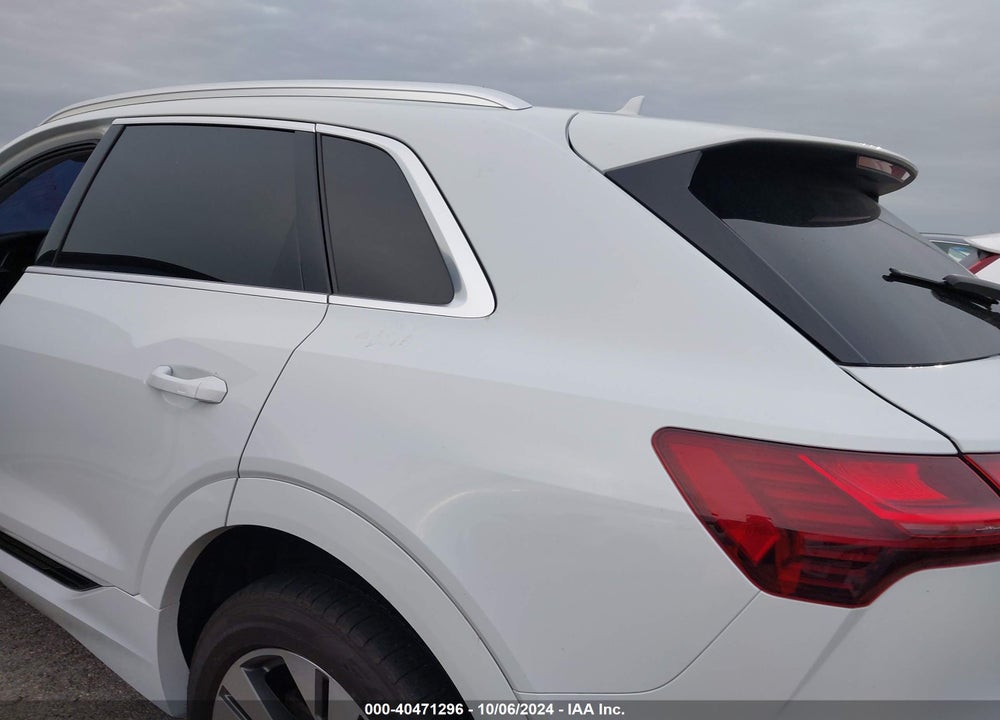 2022 AUDI E-TRON PREMIUM QUATTRO VIN: WA1AAAGE1NB023513