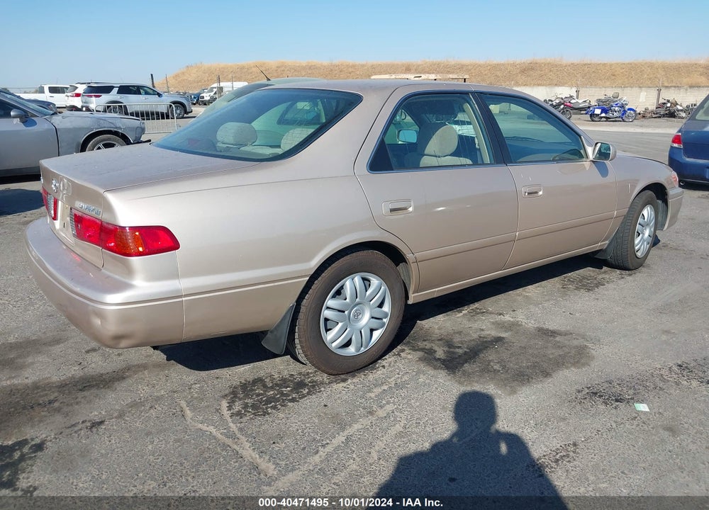 2001 TOYOTA CAMRY LE VIN: JT2BG22K010560495