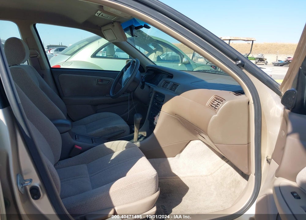 2001 TOYOTA CAMRY LE VIN: JT2BG22K010560495