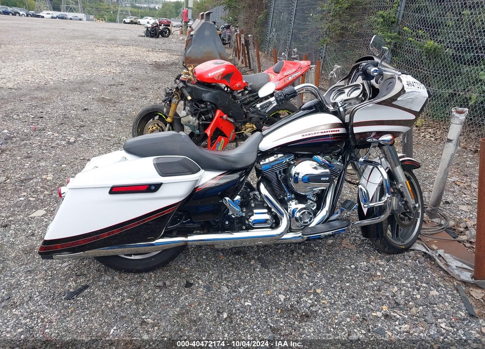 2015 HARLEY-DAVIDSON FLTRXS ROAD GLIDE SPECIAL VIN: 1HD1KTM10FB624508
