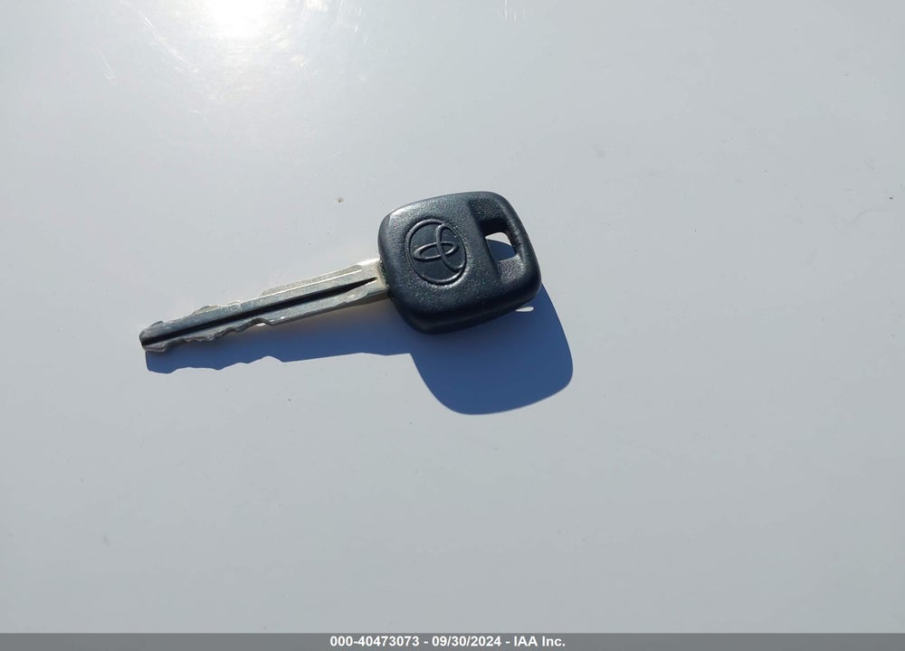 2008 TOYOTA YARIS VIN: JTDJT923085199895