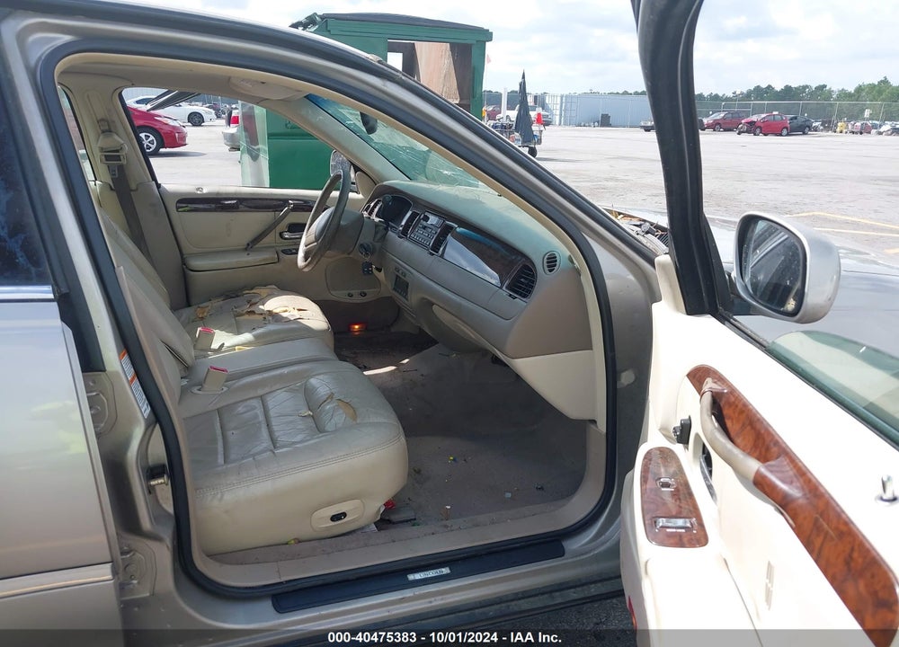 2000 LINCOLN TOWN CAR SIGNATURE VIN: 1LNHM82WXYY798684
