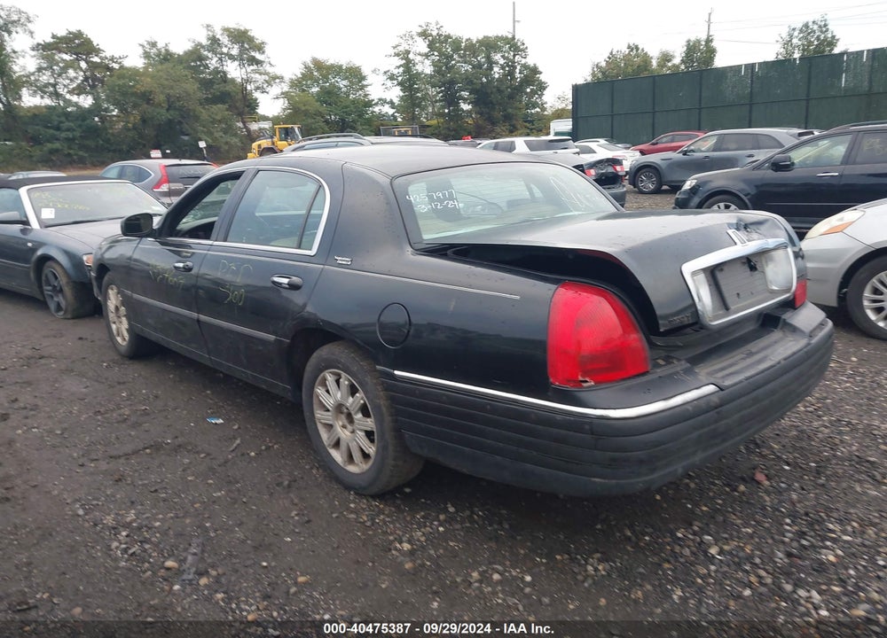 2009 LINCOLN TOWN CAR SIGNATURE LIMITED VIN: 2LNHM82V99X612562