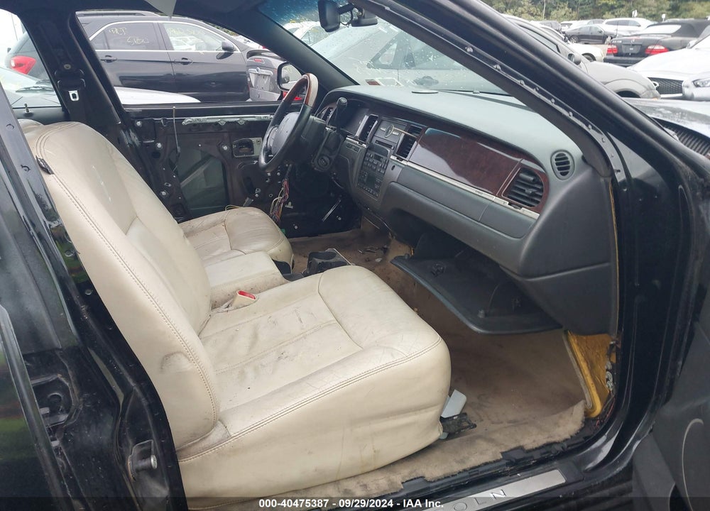 2009 LINCOLN TOWN CAR SIGNATURE LIMITED VIN: 2LNHM82V99X612562