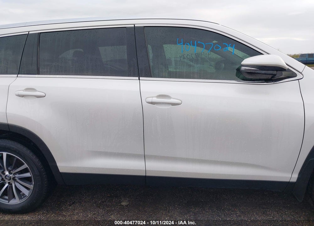 2019 TOYOTA HIGHLANDER XLE VIN: 5TDKZRFH2KS562093