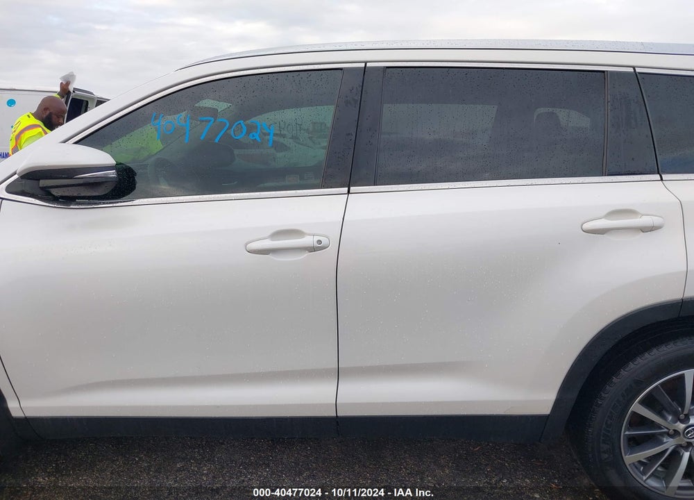 2019 TOYOTA HIGHLANDER XLE VIN: 5TDKZRFH2KS562093