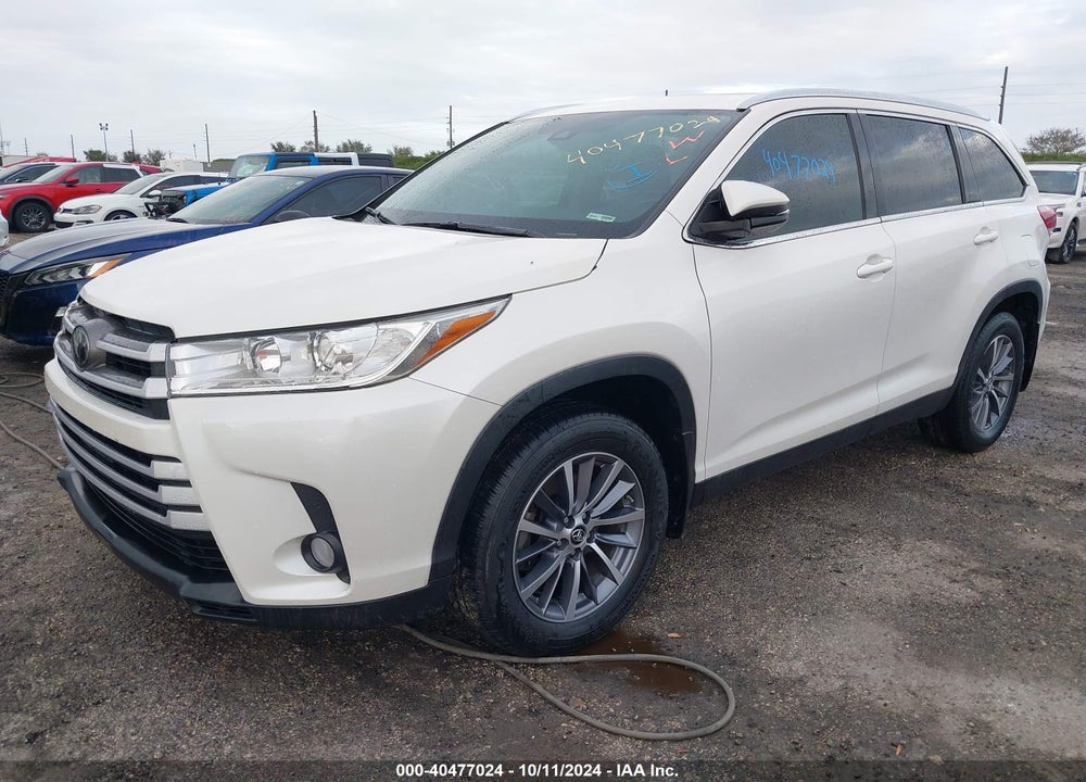 2019 TOYOTA HIGHLANDER XLE VIN: 5TDKZRFH2KS562093