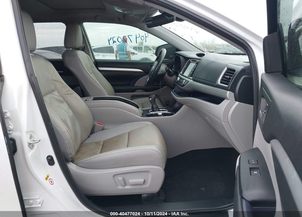 2019 TOYOTA HIGHLANDER XLE VIN: 5TDKZRFH2KS562093