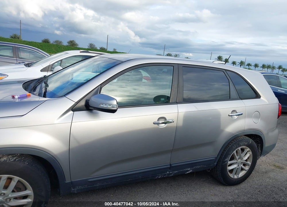 2015 KIA SORENTO LX VIN: 5XYKT3A69FG643423