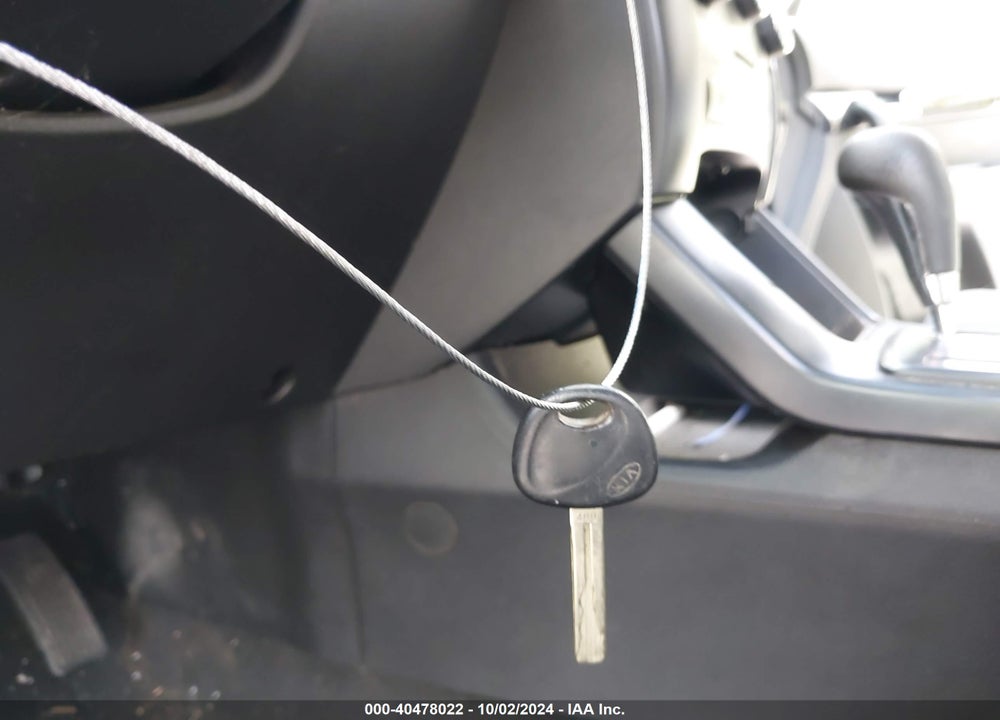 2011 KIA SORENTO LX VIN: 5XYKT4A16BG033273