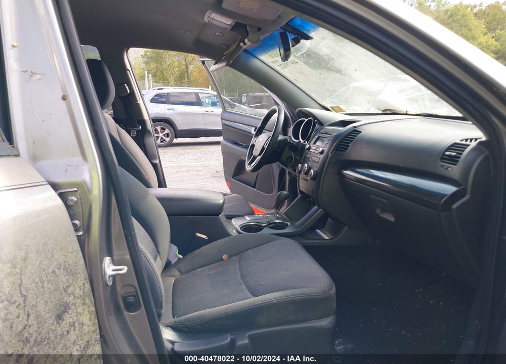 2011 KIA SORENTO LX VIN: 5XYKT4A16BG033273