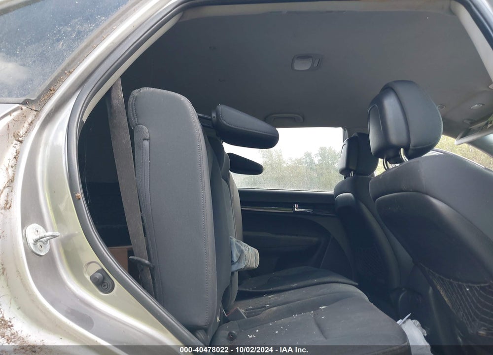 2011 KIA SORENTO LX VIN: 5XYKT4A16BG033273