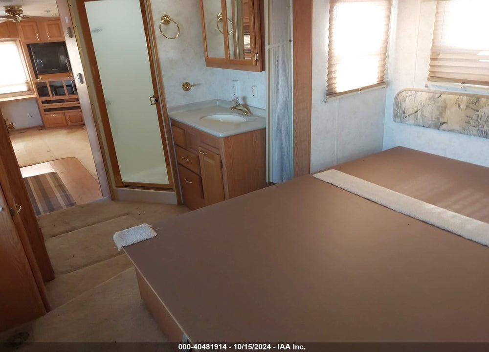 1999 NU-WA HITCH HIKER M32 VIN: 1NW32KR04XD072132