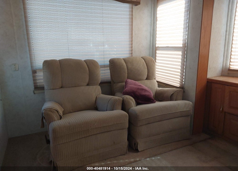 1999 NU-WA HITCH HIKER M32 VIN: 1NW32KR04XD072132