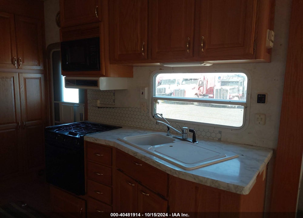 1999 NU-WA HITCH HIKER M32 VIN: 1NW32KR04XD072132