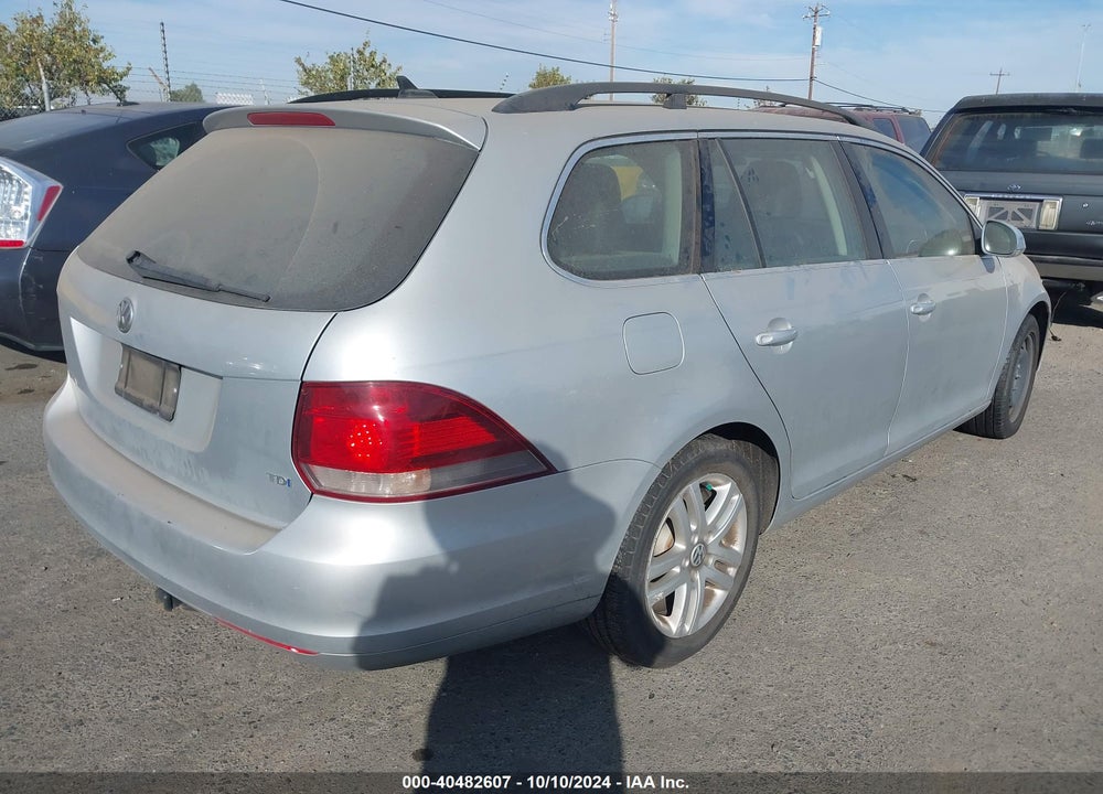 2011 VOLKSWAGEN JETTA SPORTWAGEN 2.0L TDI VIN: 3VWPL7AJ4BM646886